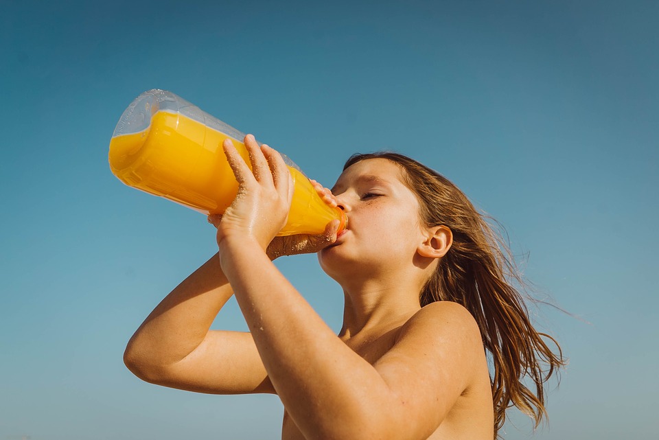 Свежевыжатый апельсиновый сок для детей – прекрасная альтернатива фруктам